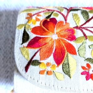 NWOT Boho Indian Silk Cream Embroidered Floral Clutch. Wedding Season Ready.